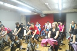 Ochenta yunqueranos colaboraron en la jornada de spinning solidario, con 165 kilos de alimentos no perecederos