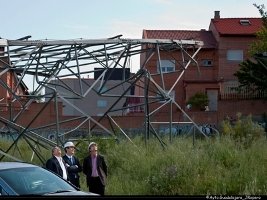 Román cumple su palabra. Se retiran por fin, las torres de alta tensión de la calle Trafalgar