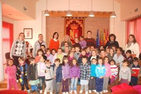 Los alumnos de infantil del colegio público 'Virgen de la Granja' visitan el Ayuntamiento de Yunquera