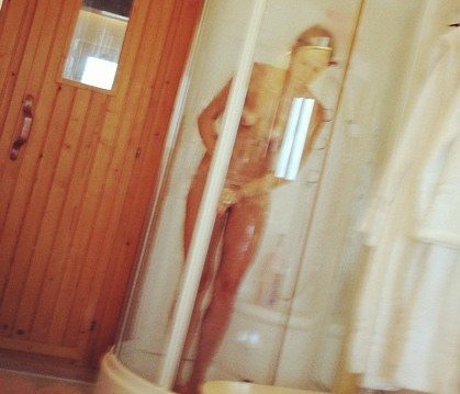 El futbolista Santiago Cañizares la lía en Twitter con una foto de su mujer completamente desnuda