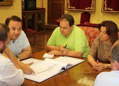 Carnicero y Jiménez presentan a comerciantes y hosteleros la planificación de obras de este verano 