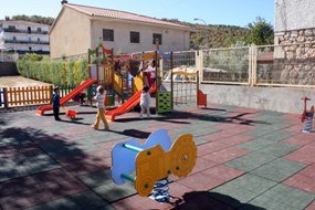 Más columpios y más seguros en el área de juegos infantil del colegio Ciudad de Capadocia de Trillo