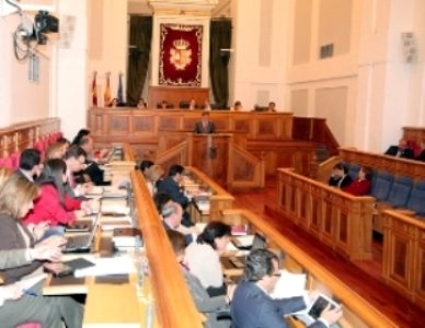 "Libertad de expresión, toda, burlas al Parlamento, ninguna". El PSOE la vuelve a montar en las Cortes Regionales