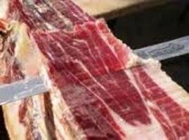 ¿Quién dijo crisis? Chivas 12 años, Beefeater, Jamón ibérico, salmón noruego y zumo de naranja natural exprimido para el Gobierno.¡Qué no falte de nada!