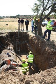 Jaime Carnicero y Javier Fernández supervisan la obra de reparación de una de las conducciones Beleña-ETAP 