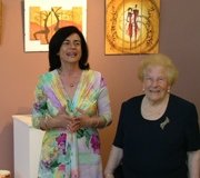 La alumna más veterana de la Cotilla recibió ayer el homenaje de la Concejalía de Cultura y de sus profesores y compañeros