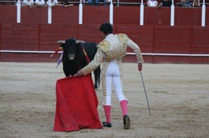 El novillero vallisoletano Pablo Santana sale por la puerta grande de La Isla de Trillo 