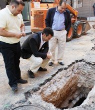 Antonio Román se interesa por la ejecución de las obras en la Cuesta de Calderón