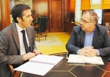 El delegado de la Junta mantiene una reunión con el alcalde de Illana 