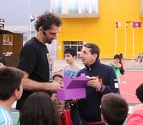 Los niños de Guadalajara aprendieron los secretos del baloncesto con el campeón del mundo Jorge Garbajosa 