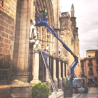 Montaje de los toldos del Corpus en Toledo el 25 de abril de 2013

