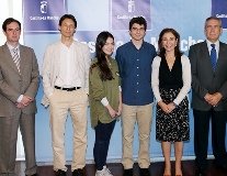 Marta García se interesa por uno de los proyectos que representará a España en el concurso internacional Solar “Decathlon Europe 2014” 