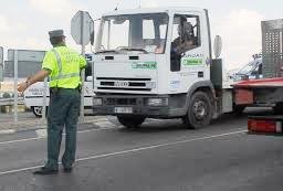 Un motorista fallecido y otro herido tras chocar contra un camión en la A-2 