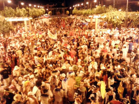 Cabanillas da el pistoletazo de salida a sus fiestas de verano con el tradicional desfile de peñas y carrozas