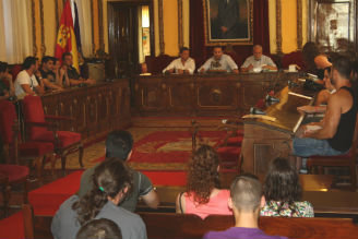 Carnicero se reúne con las peñas de la ciudad para preparar la Semana Grande de Ferias