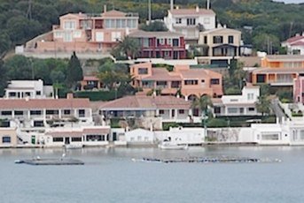 Escándalo en Menorca : Mercedes Milá, Lorenzo Milá, Ana Belén y Victor Manuel se niegan a dejar las edificaciones ilegales que disfrutan en 1ª línea del Puerto de Mahón