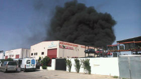 Dados de alta los tres bomberos por el incendio en la nave de la empresa Recuperaciones Guadalajara