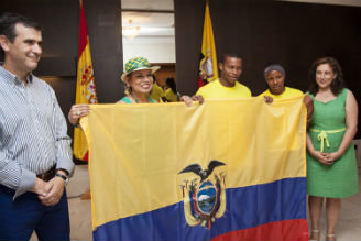 La Selección de Atletismo de Ecuador entrega su bandera al Ayuntamiento de Guadalajara