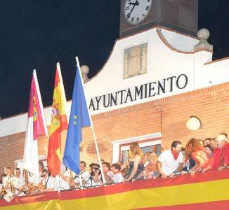 En la imagen superior, el balcón del Ayuntamiento durante el pregón. Debajo, las peñas en la plaza de La Constitución. Fotografías: Álvaro Díaz Villamil / Ayuntamiento de Azuqueca de Henares