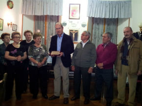 Rosa Bretín y José Sanz, homenajeados por sus vecinos de Pareja con motivo de sus bodas de oro