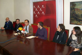 Un momento de la reuda de prensa ofrecida por el alcalde y el concejal de Cohesión Social e Integración y a la que han asistido representantes de Cruz Roja, Cáritas, Accem y GuadaAcoge. Fotografía: Ayuntamiento de Azuqueca de Henares