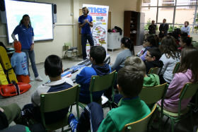 Los escolares disfrutan con la campaña “Somos agua. Cuídala! Disfrútala!” de la MAS y el Club Alcarreño