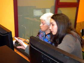 Jóvenes de Sigüenza enseñan a usar el ordenador a los mayores