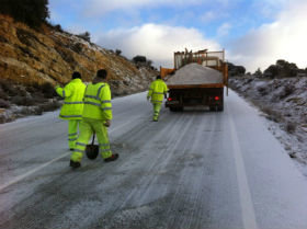CCOO afirma que los trabajadores de Fomento combaten las nieves de las carreteras de Guadalajara echando la sal a mano 