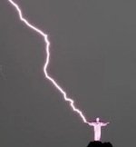 Un rayo alcanza al Cristo Redentor de Brasil