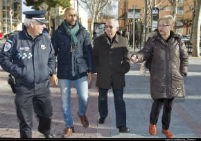 El concejal de Seguridad visita el barrio de Manantiales acompañado de sus vecinos