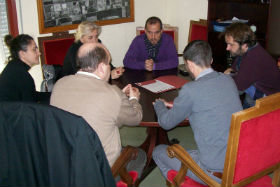 Un momento de la firma del convenio entre el Ayuntamiento y Accem para la puesta en marcha del programa de Acompañamiento Laboral. Fotografía: Ayuntamiento de Azuqueca de Henares