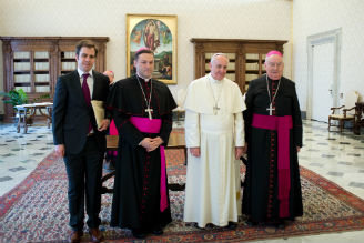 Mons. Berzosa, obispo de Ciudad Rodrigo, y mons. Sánchez con el Papa Francisco.