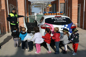 Un grupo de escolares visita las instalaciones de la Policía Local