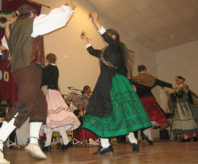 La Escuela de Folklore de la Diputación muestra al mundo el baile y la música tradicional de la provincia