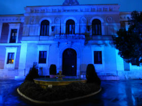 La fachada de la Diputación se tiñe de azul para conmemorar el Día Mundial del Autismo