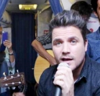 El cantante Dani Martín la lía gorda dentro de un avión