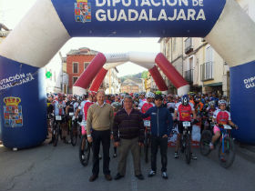 Más de 300 corredores toman la salida en Tendilla en el Circuito ‘Diputación de Guadalajara’ de MTB