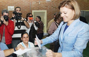 Cospedal anima a ir a votar para "participar en la toma de decisiones de la Unión Europea"