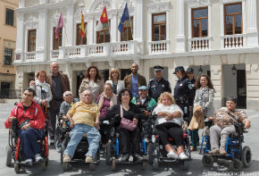 Residentes del CAMF, acompañados por agentes de la Policía Local, participan en la ruta de movilidad sobre ruedas