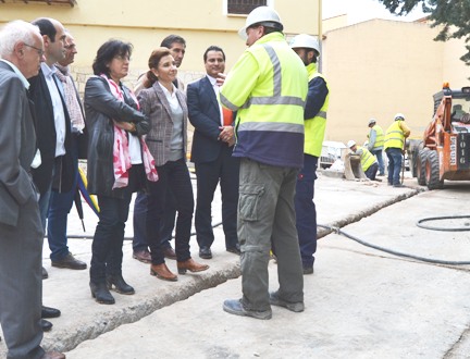 Marta García comprueba las obras que permitirán la llegada de gas natural a la localidad guadalajareña de Brihuega