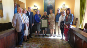 La presidenta de la Diputación felicita a la seguntina Concepción de Grandes en su cien cumpleaños