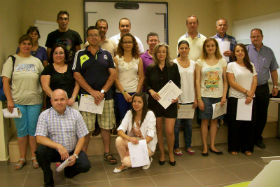 El alcalde y la concejala de Desarrollo Económico, junto a los alumnos y alumnas de los cursos. Fotografía: Ayuntamiento de Azuqueca de Henares