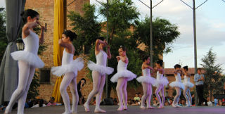 La Escuela de Danza de Alovera llena la Plaza Mayor con sus festivales de niños y adultos