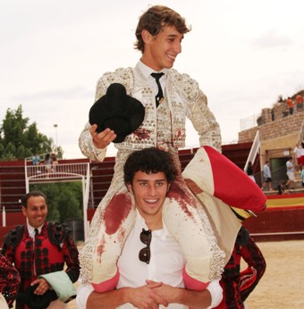 Fernando Rey sale por la puerta grande de La Isla en la novillada concurso de ganaderías de la Feria Chica