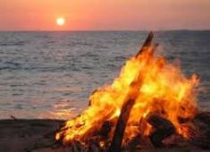 Miles de personas se echan a las playas para celebrar la noche de San Juan