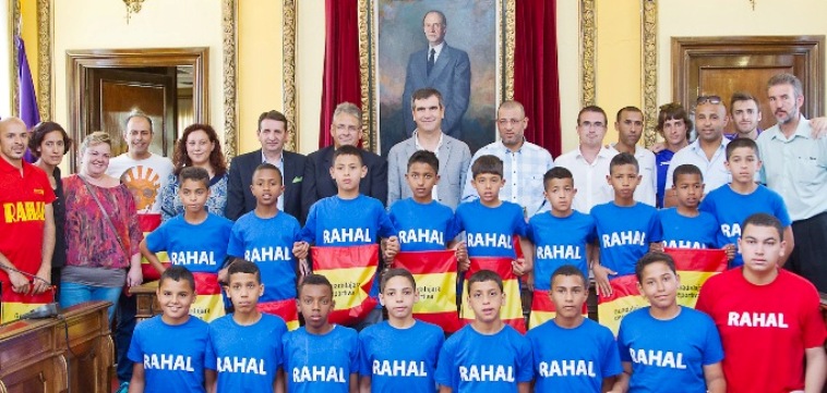 Recepción en el Ayuntamiento de Guadalajara a miembros del equipo de fútbol del grupo marroquí Rahal