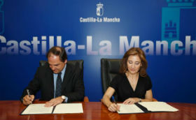 Marta García firma convenios de colaboración con Gas Natural y Redexis 