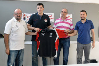 Desde la izquierda, el presidente del Basket Azuqueca, Manuel Pérez; el nuevo entrenador, Jesús Berzosa, el vicepresidente, Juan Carlos Martín, y el concejal de Deportes, José Luis Escudero. Fotografía: Álvaro Díaz Villamil / Ayuntamiento de Azuqueca de Henares