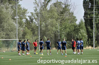 El trabajo físico con balón, protagonista en el primer entrenamiento del C.D. Guadalajara