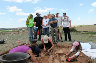 Una quincena de estudiantes excavan los restos de una necrópolis visigoda en Cubillejo de la Sierra